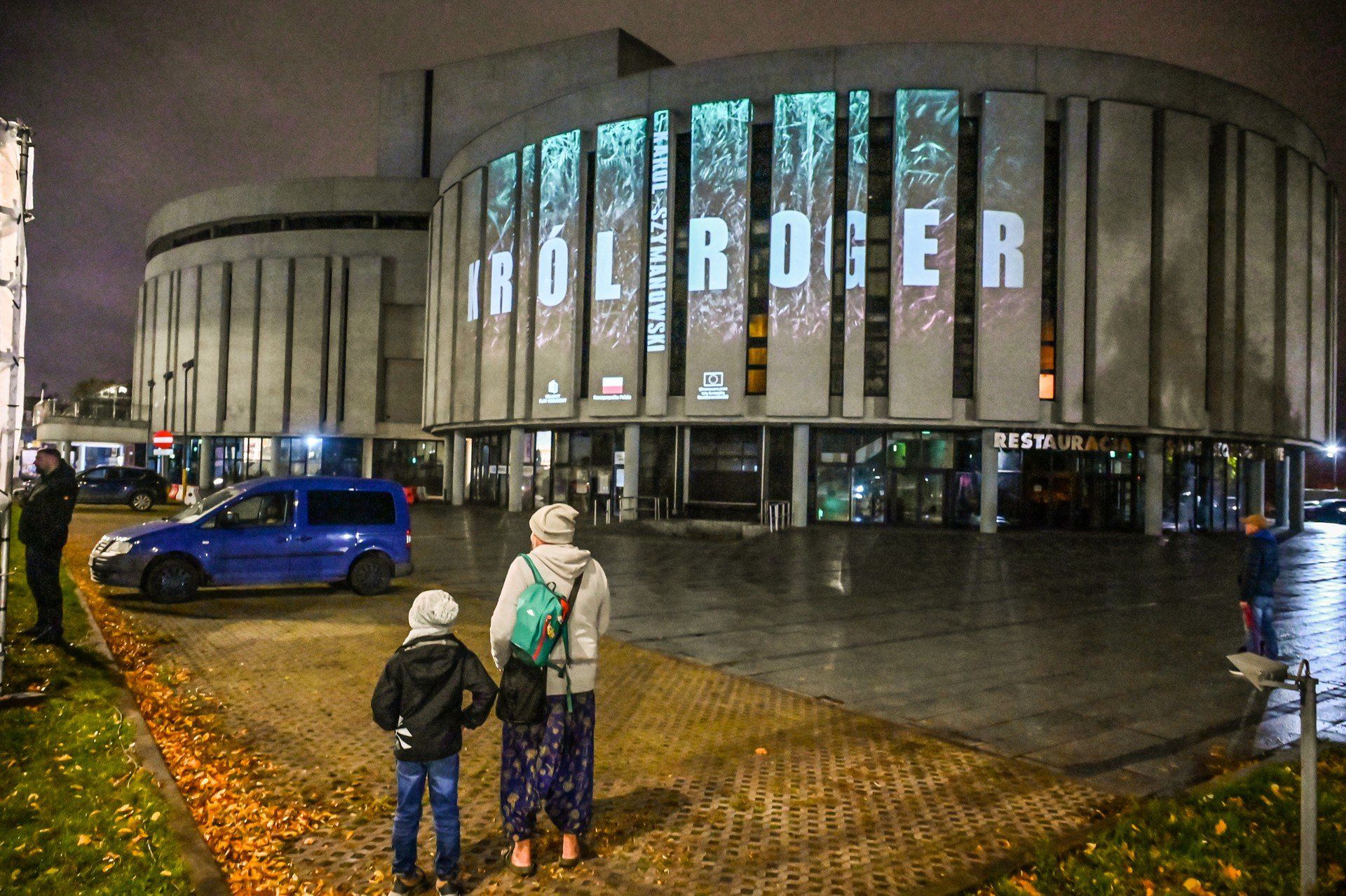 Bydgoska Opera Nova po raz pierwszy zapowiada swoją premierę za pomocą mappingu. Na fasadzie budynku (trzeciego kręgu) przy ulicy Focha wyświetla ruchome obrazy zapraszające na spektakl &#34;Król Roger&#34;.