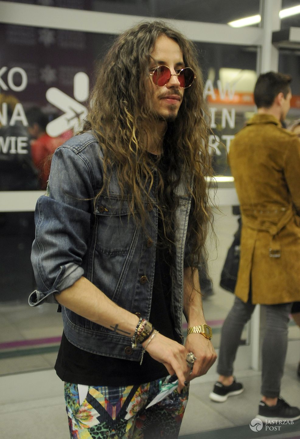Michał Szpak na lotnisku po Eurowizji 2016