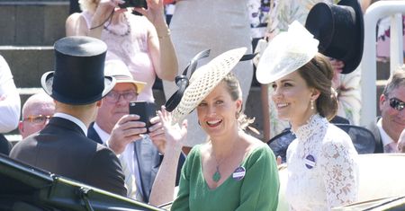 Tak brytyjska rodzina królewska bawiła się na wyścigach w Ascot (ZDJĘCIA)