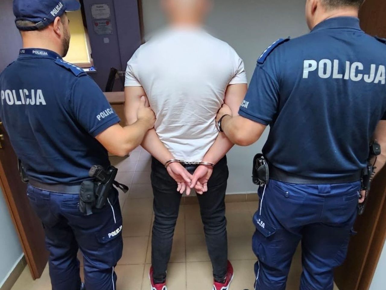 Czarny Dunajec: 27-latek uszkodził karoserię radiowozu i z nim pozował