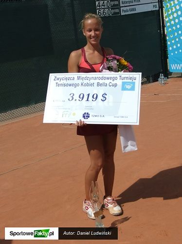 Paula Kania z czekiem i nagrodami za zwycięstwo w ITF Bella Cup 2013