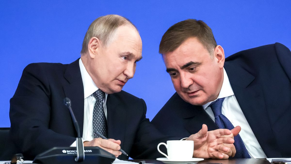 Russian President Vladimir Putin (L) speaks to Presidential Aide and Secretary of the State Council of Russia Alexei Dyumin as he chairs a meeting of the Council for the Development of Physical Culture and Sports to discuss the advancement of children's and youth sports, in Samara, Russia, 06 November 2025. EPA/VYACHESLAV PROKOFYEV/SPUTNIK/KREMLIN POOL MANDATORY CREDIT Dostawca: PAP/EPA.