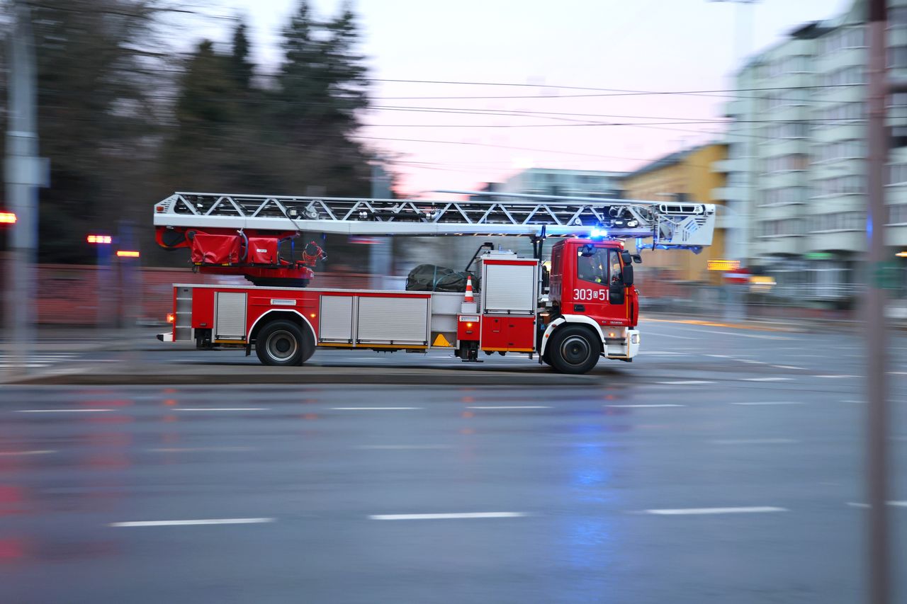 Strażacy jechali do pożaru. Auto zablokowało im drogę 