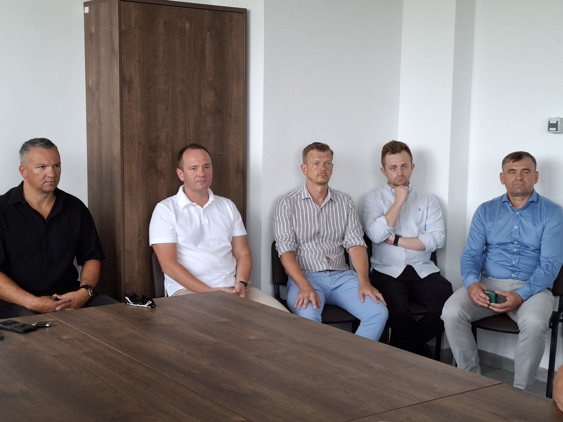 Nowi sponsorzy Staru Starachowice. Na zdjęciu, od lewej: Paweł Pater (Star San Duo), Michał Ulikowski (Marbo Starachowice), Adrian Cieśla (PRD Starachowice), Karol Pituch (Picars), Andrzej Perchel (Drewex). 