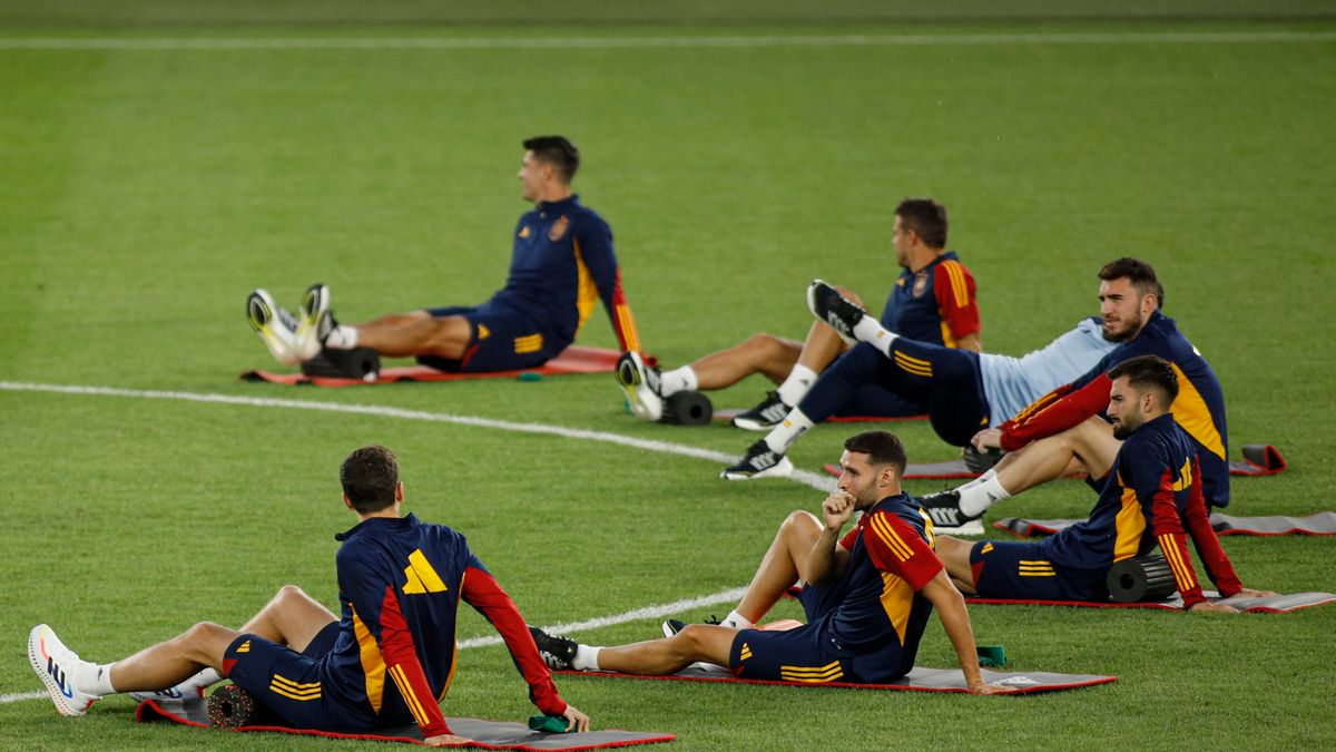 Zdjęcie okładkowe artykułu: PAP/EPA / DAVID MDZINARISHVILI / Na zdjęciu: piłkarze reprezentacji Hiszpanii
