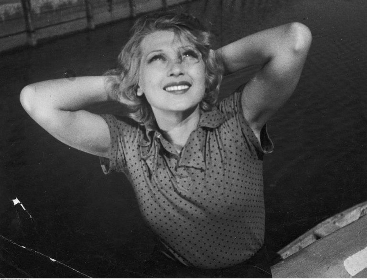 Wbrew krążącym plotkom Ina przeżyła wojnę. Udało jej się uciec z kraju, a na emigracji rozpoczęła nowe życie. Zdjęcie z filmu "Ludzie Wisły" (1938).