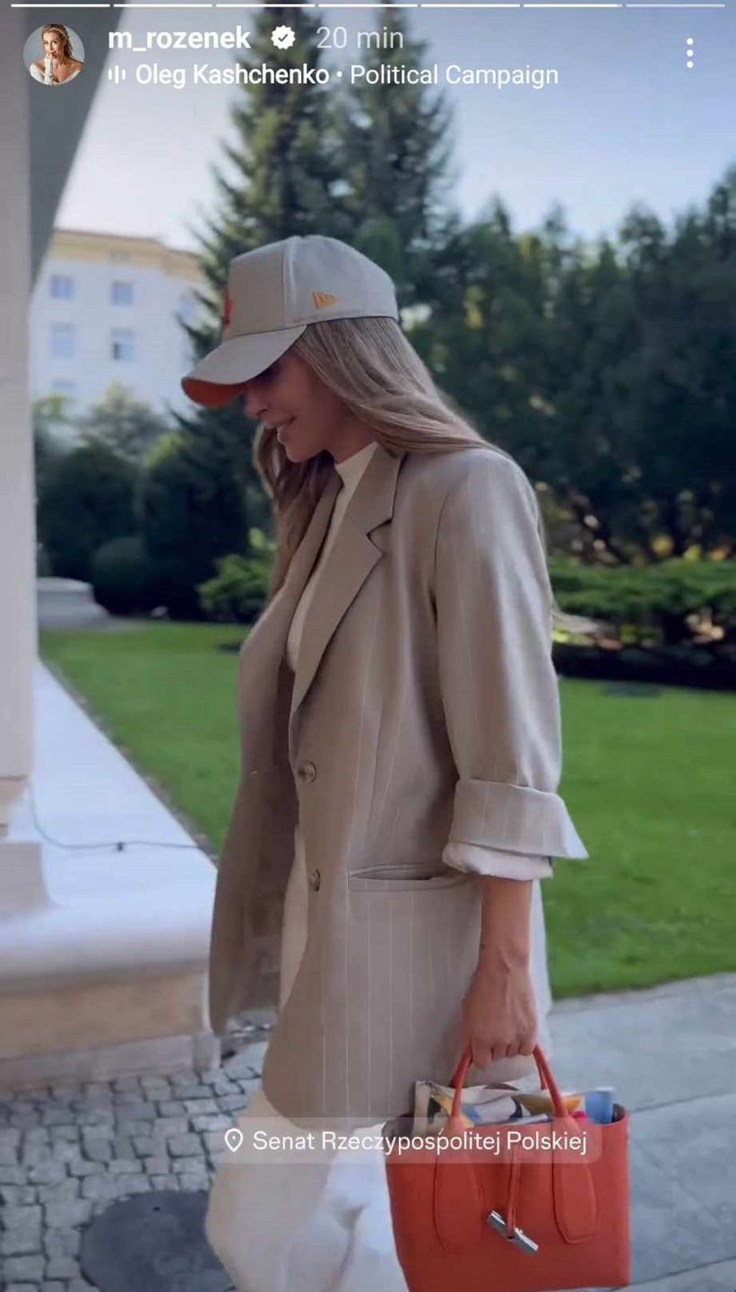 Małgorzata Rozenek przed siedzibą Senatu