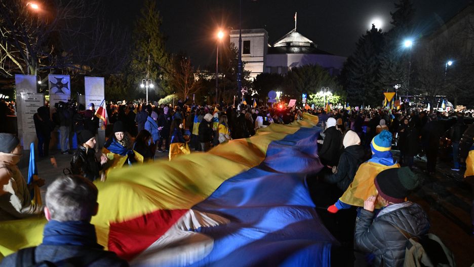 Demonstracja przed Sejmem w Warszawie, w drugą rocznicę rosyjskiej agresji na Ukrainę.  