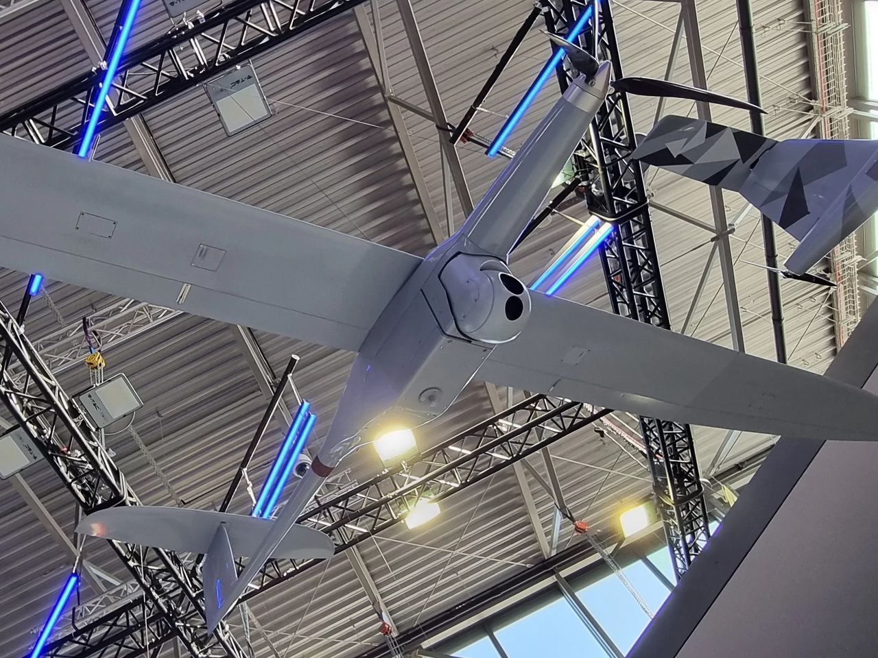Dron FlyEye podwieszony nad stanowiskiem Grupy WB podczas targów MSPO. 