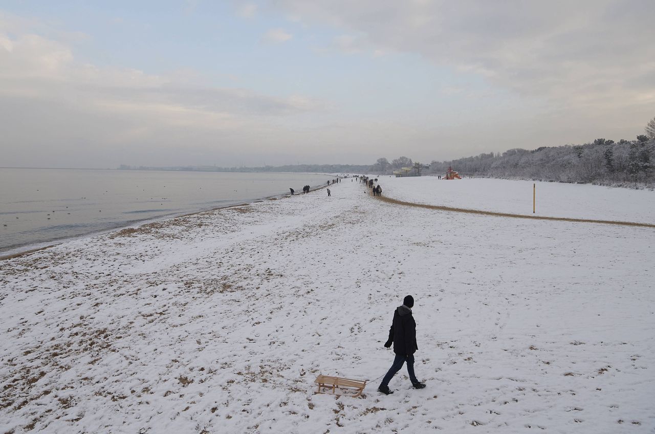 Kołobrzeg. Trwają poszukiwania mężczyzny. Na plaży zostawił ubranie (zdjęcie ilustracyjne)