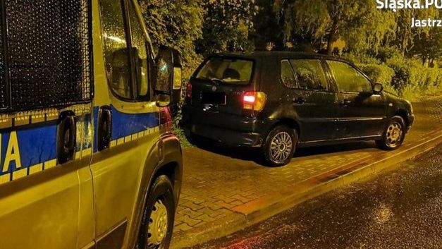Śląskie. Samochód, którym uciekał 27-letni mieszkaniec Żor, wjechał na chodnik i zatrzymał się na żywopłocie.