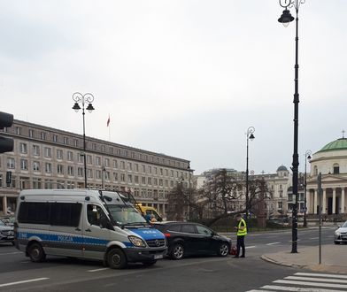 Warszawa. Kolizja na placu Trzech Krzyży. Zablokowana jezdnia w kierunku ronda Gaulle'a