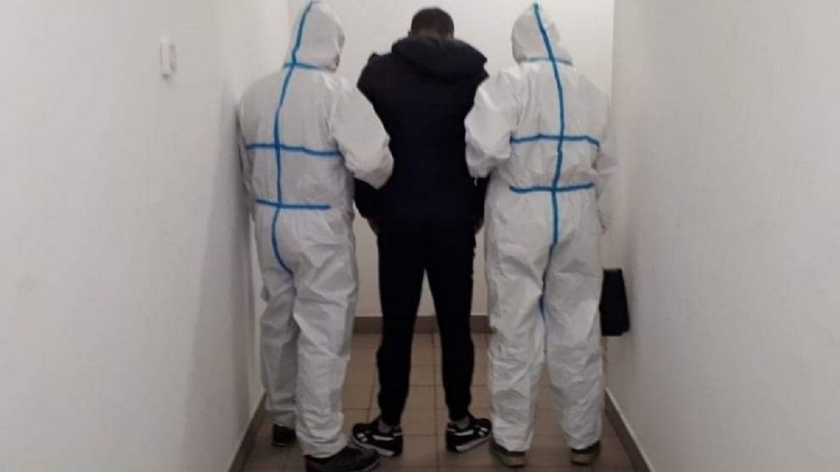 Agresywny kierowca fiata naruszył też zasady kwarantanny domowej.