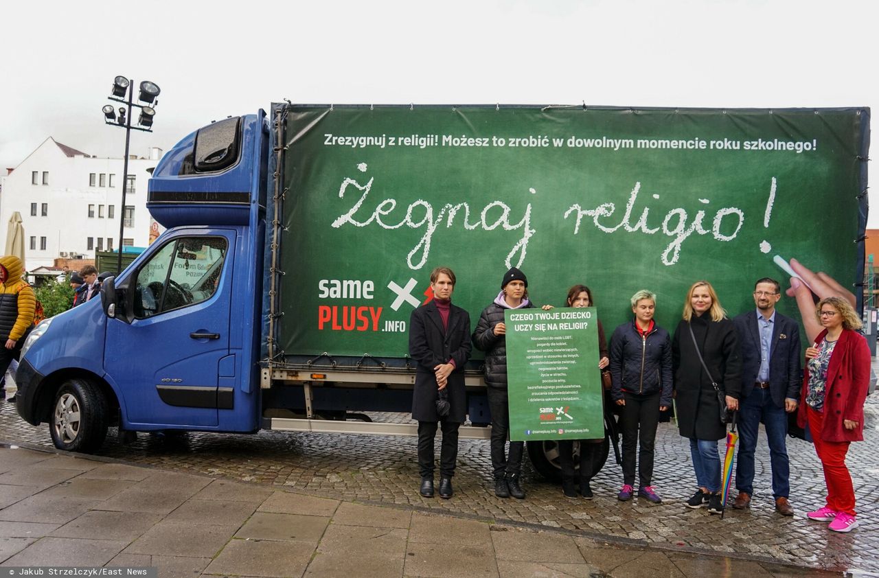 Furgonetka "Żegnaj religio" objeżdża Polskę