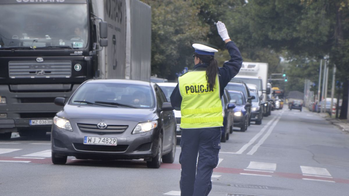 Policjantka kierująca ruchem