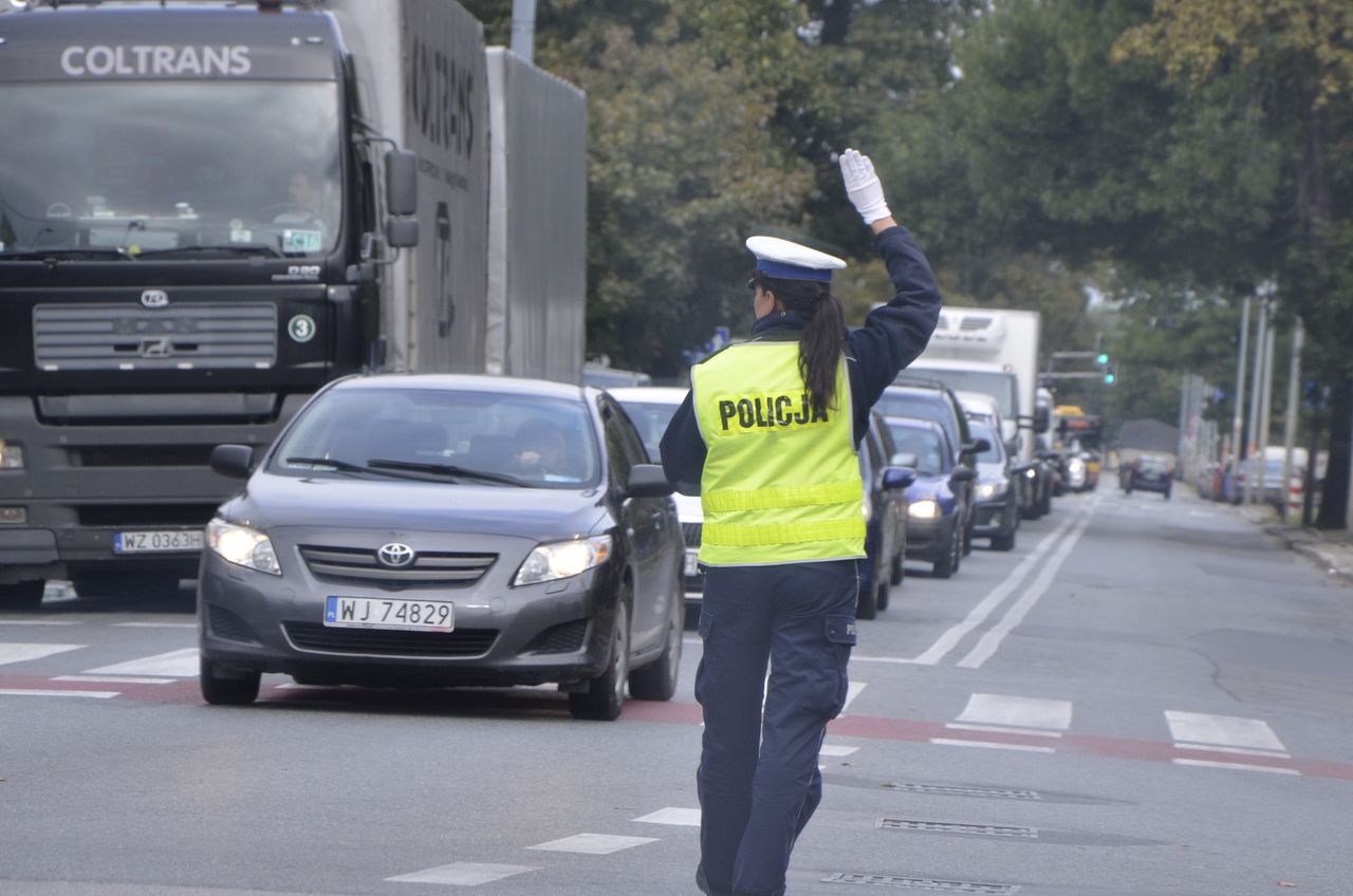 Policjantka kierująca ruchem