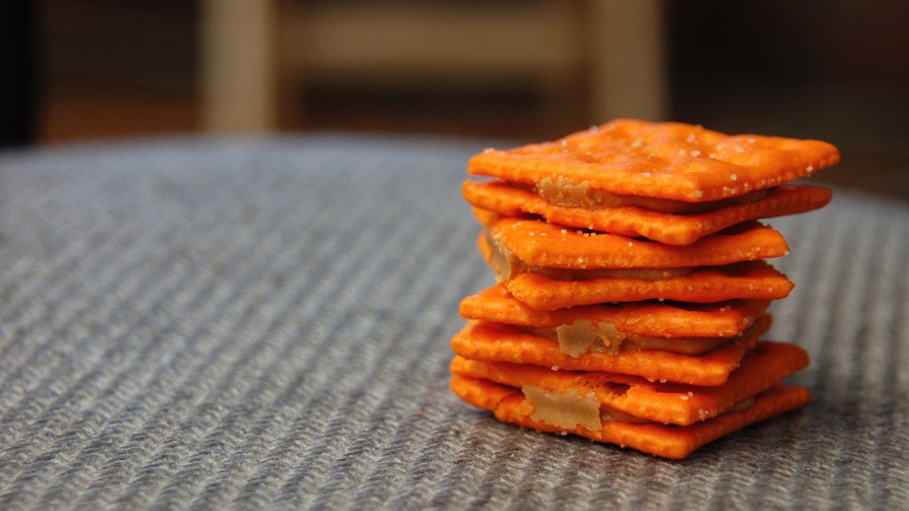 Krakersy serowe z nadzieniem z masła orzechowego