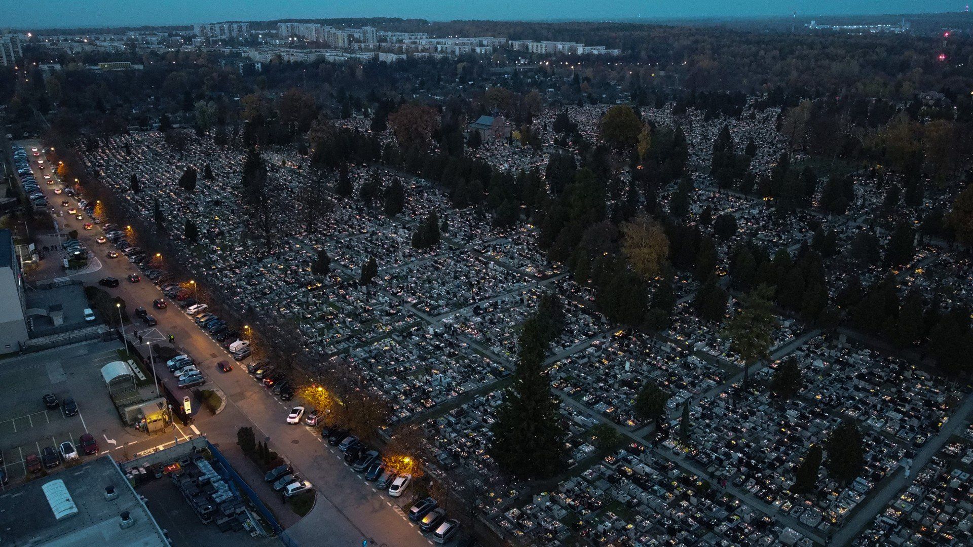 Cmentarz Kule we Wszystkich Świętych po zmroku