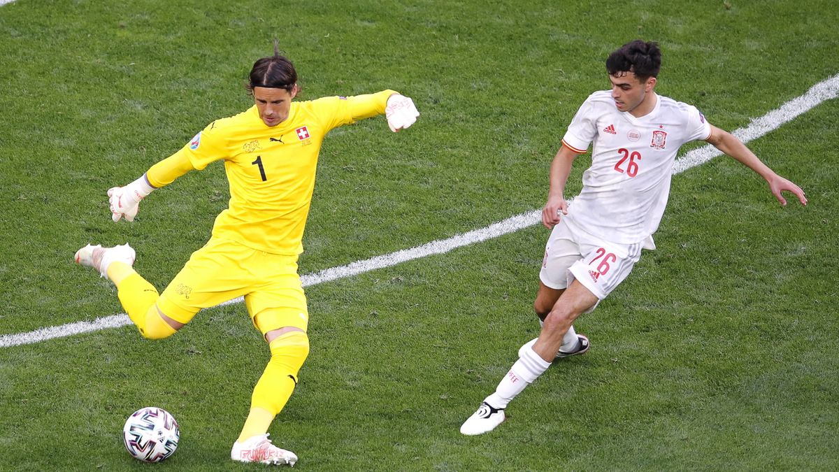 Zdjęcie okładkowe artykułu: Getty Images / Anton Vaganov / Na zdjęciu od lewej: Yann Sommer i Pedri w meczu Szwajcaria-Hiszpania