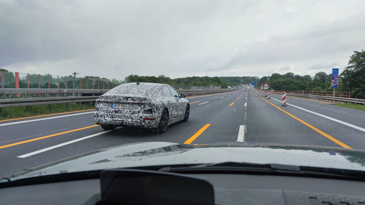 Zakamuflowane Audi na niemieckiej autostradzie