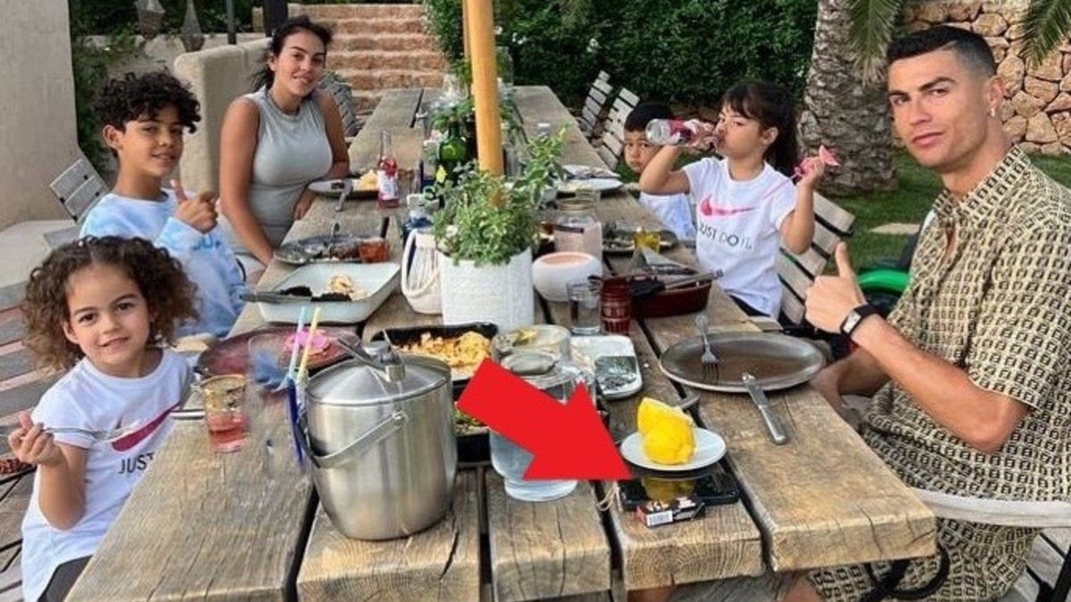 Cristiano Ronaldo na rodzinnym posiłku