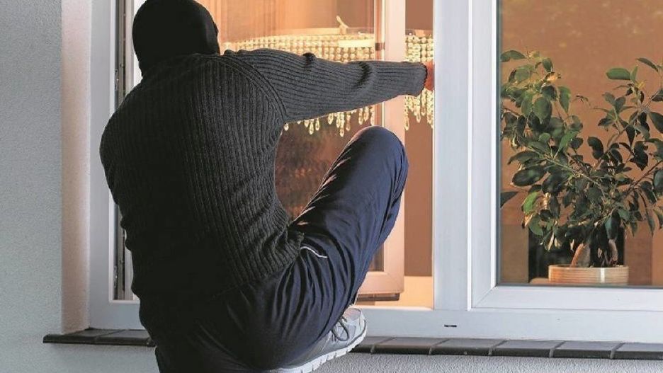 W dwóch przypadkach złodzieje dostali się do domów przez uchylone okna