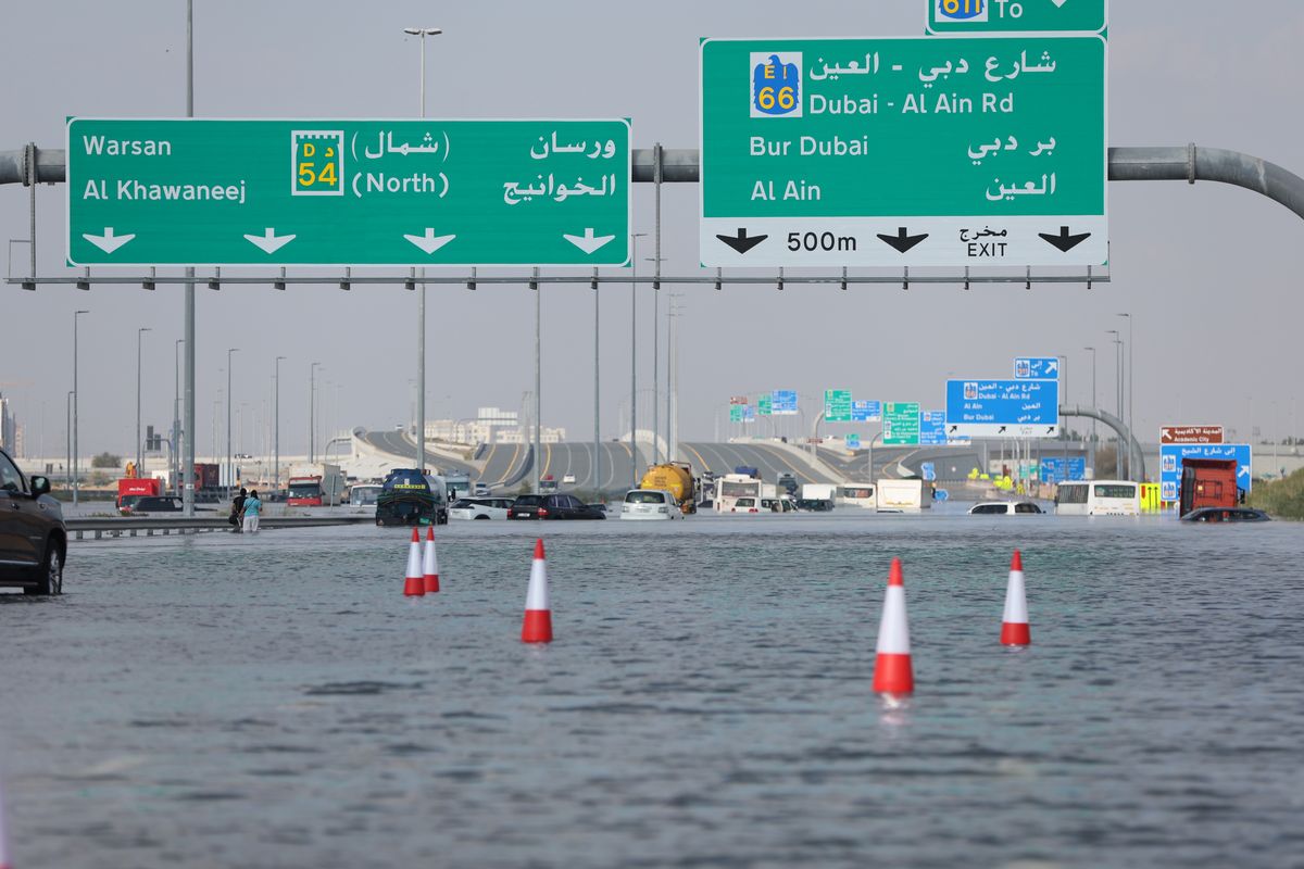 Zjednoczone Emiraty Arabskie nadal zmagają się z następstwami ulewnych deszczy, które doprowadziły do powodzi natychmiastowej