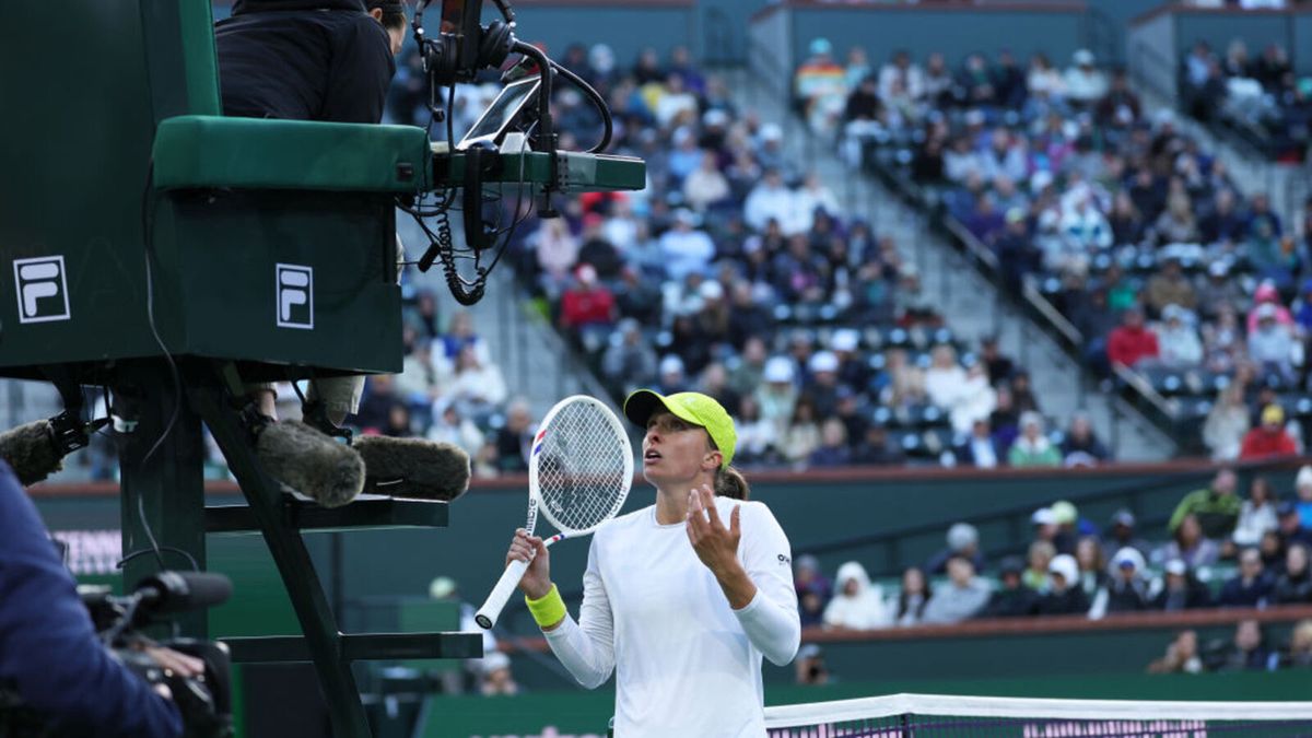 Getty Images / Clive Brunskill / Iga Świątek w gorącej rozmowie z sędzią