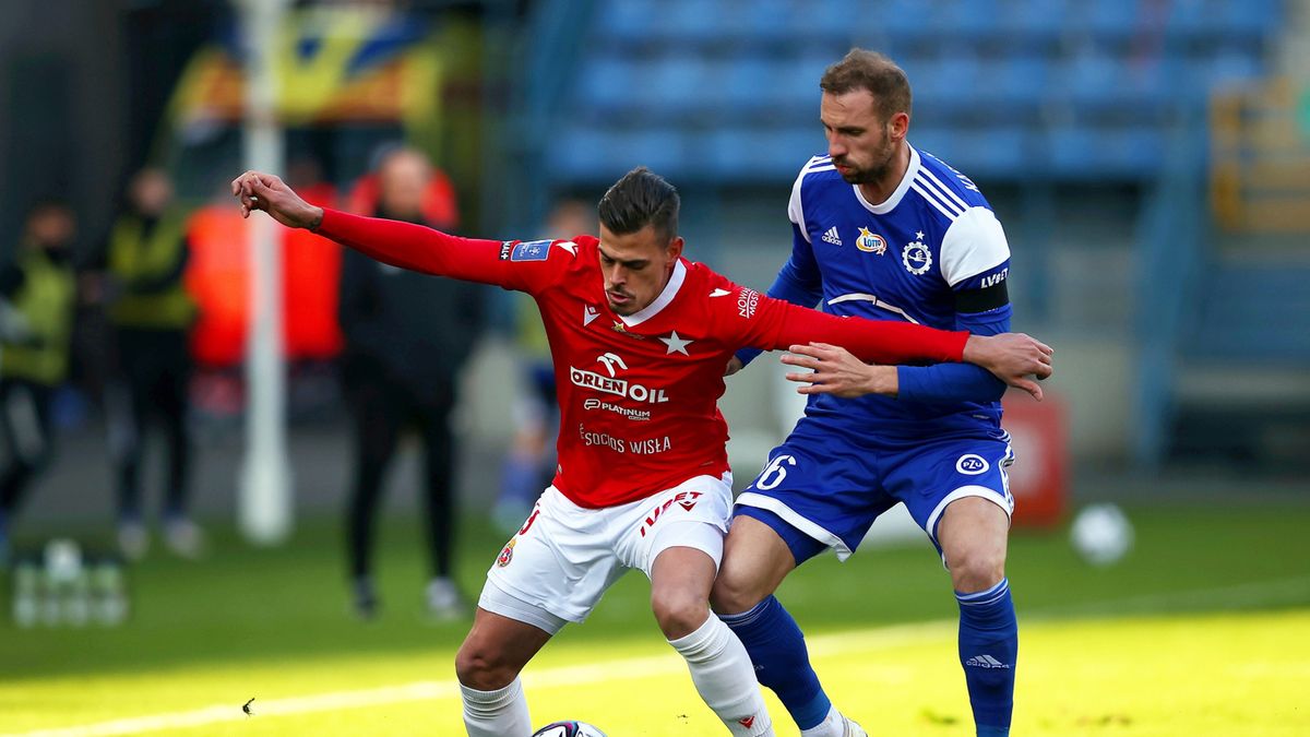 PAP / Łukasz Gągulski / Na zdjęciu: zawodnik Wisły Kraków Jan Kliment (L) i Arkadiusz Kasperkiewicz (P) z PGE FKS Stali Mielec
