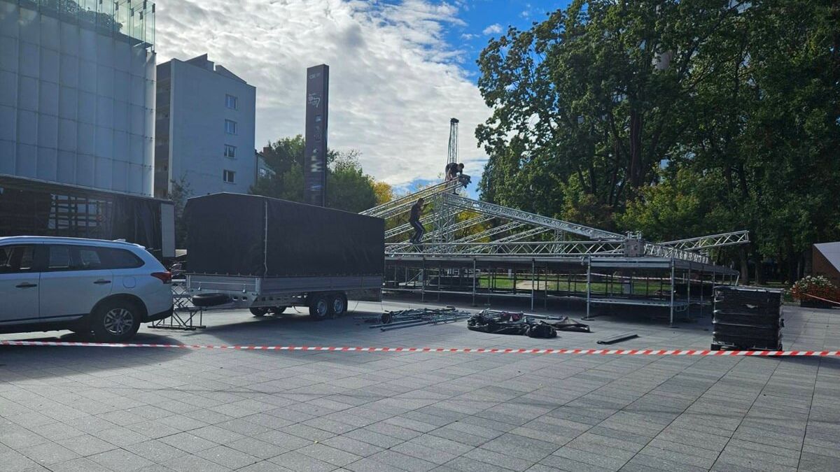 Montaż sceny na placu Teatralnym przy CSK