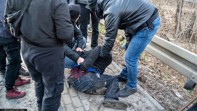 Pokojowy protest przerodzi? si? w starcia z policj? w Kro?nie Odrza?skim
Fot. NewsLubuski/East News, 12.02.2022, Pokojowy protest w obronie migrantow przerodzil sie w starcia z policja w Krosnie Odrzanskim. Protestujacy rzucali w funckjonariuszy kamieniami, deskami, uzywali takze pirotechniki. Policjaci musieli uzyc gazu oraz srodkow przymusu bezposredniego. Zatrzymano 11 osob, w akcji bralo udzial ponad 200 policjantow z czego dwoch zostalo rannych.
NewsLubuski