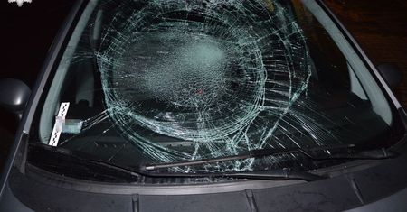 Z posesji wprost pod nadjeżdżający samochód. Rowerzysta trafił do szpitala