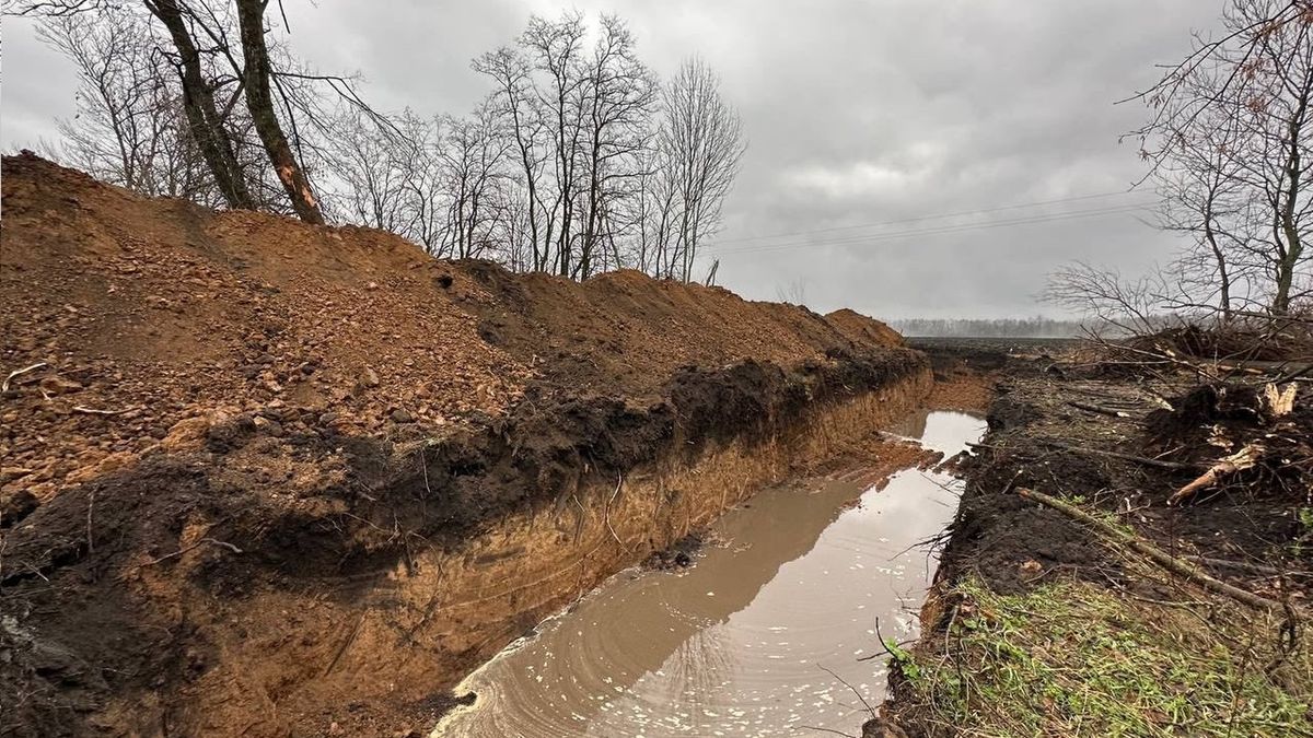 Rosjanie zaczęli budować okopy i fortyfikacje na granicy z Ukrainą