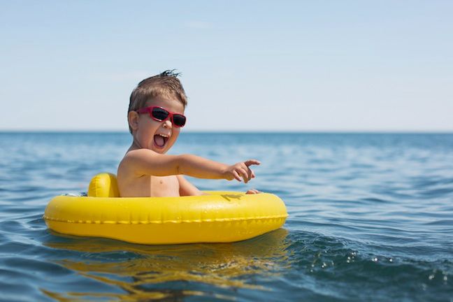 Pobyt na plaży to doskonały czas na zabawę, ale nad wodą trzeba zachować szczególne zasady bezpieczeństwa