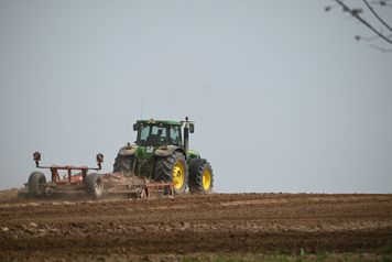 Zarabiają ponad 100 tys. rocznie? GUS pokazał dane, rolnicy oburzeni