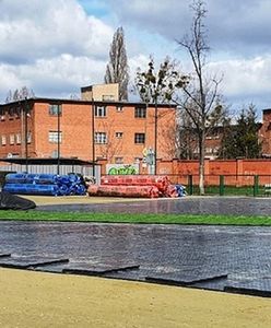 Wrocław. Sztuczna trawa na boisku przy ul. Lubińskiej. Kolejny etap prac