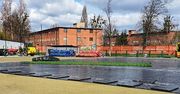 Wrocław. Sztuczna trawa na boisku przy ul. Lubińskiej. Kolejny etap prac