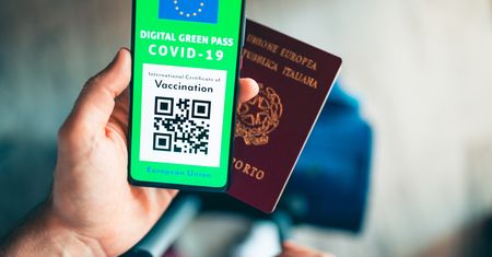 Podrobione paszporty covidowe hulają po sieci. Za tyle można je kupić