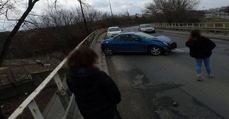 Straciła panowanie i uderzyła w barierki na wiadukcie na ul. Mełgiewskiej [ZDJĘCIA]