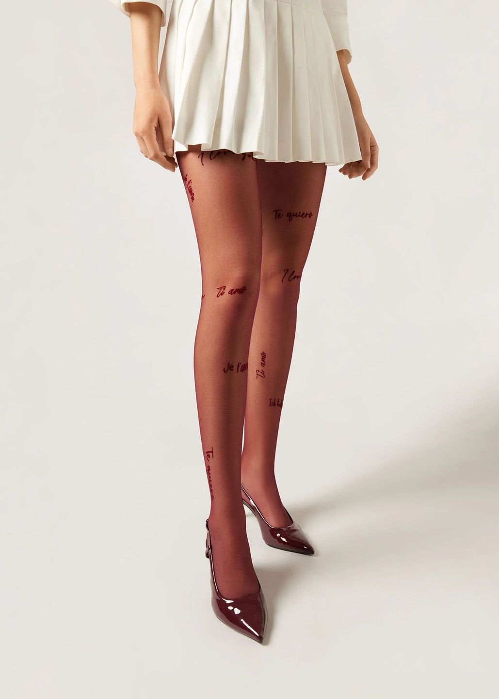 Burgundowe rajstopy z kolekcji Calzedoni 