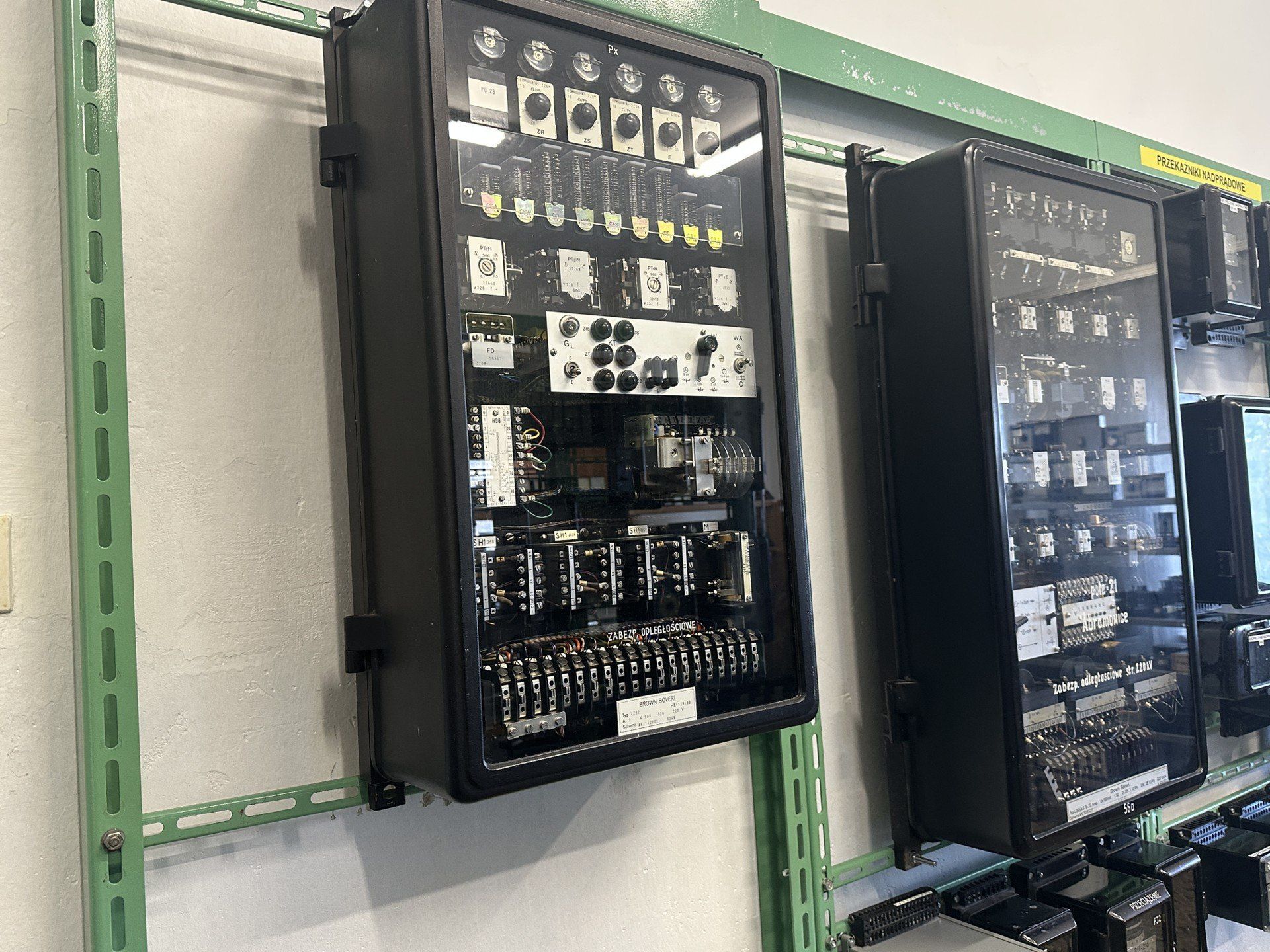 Na przebogatej wystawie można zobaczyć sprzęt używany przez elektryków  przed laty.