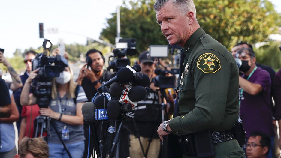 Undersheriff Jeff Hallock speaks during a news conference with other members of law enforcement following a shooting that took place in the early afternoon at Geneva Presbyterian Church in Laguna Woods, California, USA, 15 May 2022. According to the Orange County Sheriff's Department five people have been critically wounded with one person deceased. A person has been detained and a weapon has been recovered that may have been involved in the incident. EPA/CAROLINE BREHMAN Dostawca: PAP/EPA.