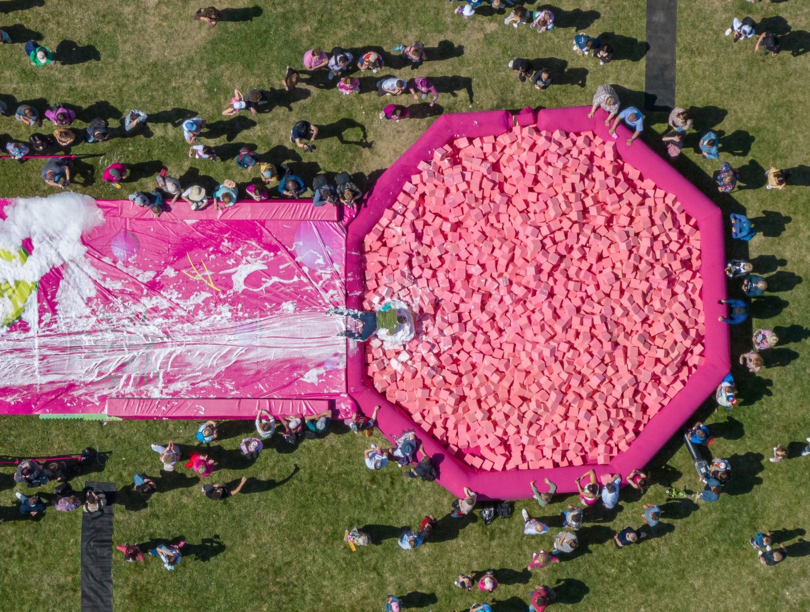 Basen z chłodnikiem to jedna z atrakcji festiwalu
