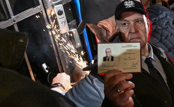 Święczkowski przeszedł na teren TK. Przecięto zabezpieczenie