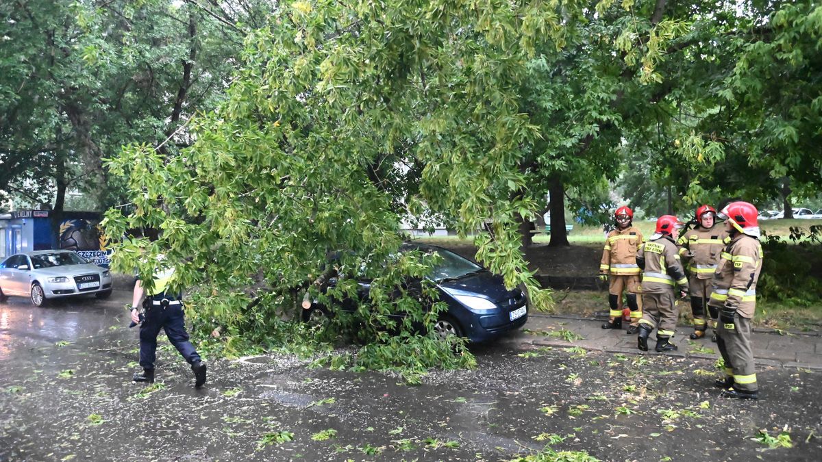Nawałnice przechodzą nad Polską. Ewakuowano harcerzy. Trudne warunki na wodzie.