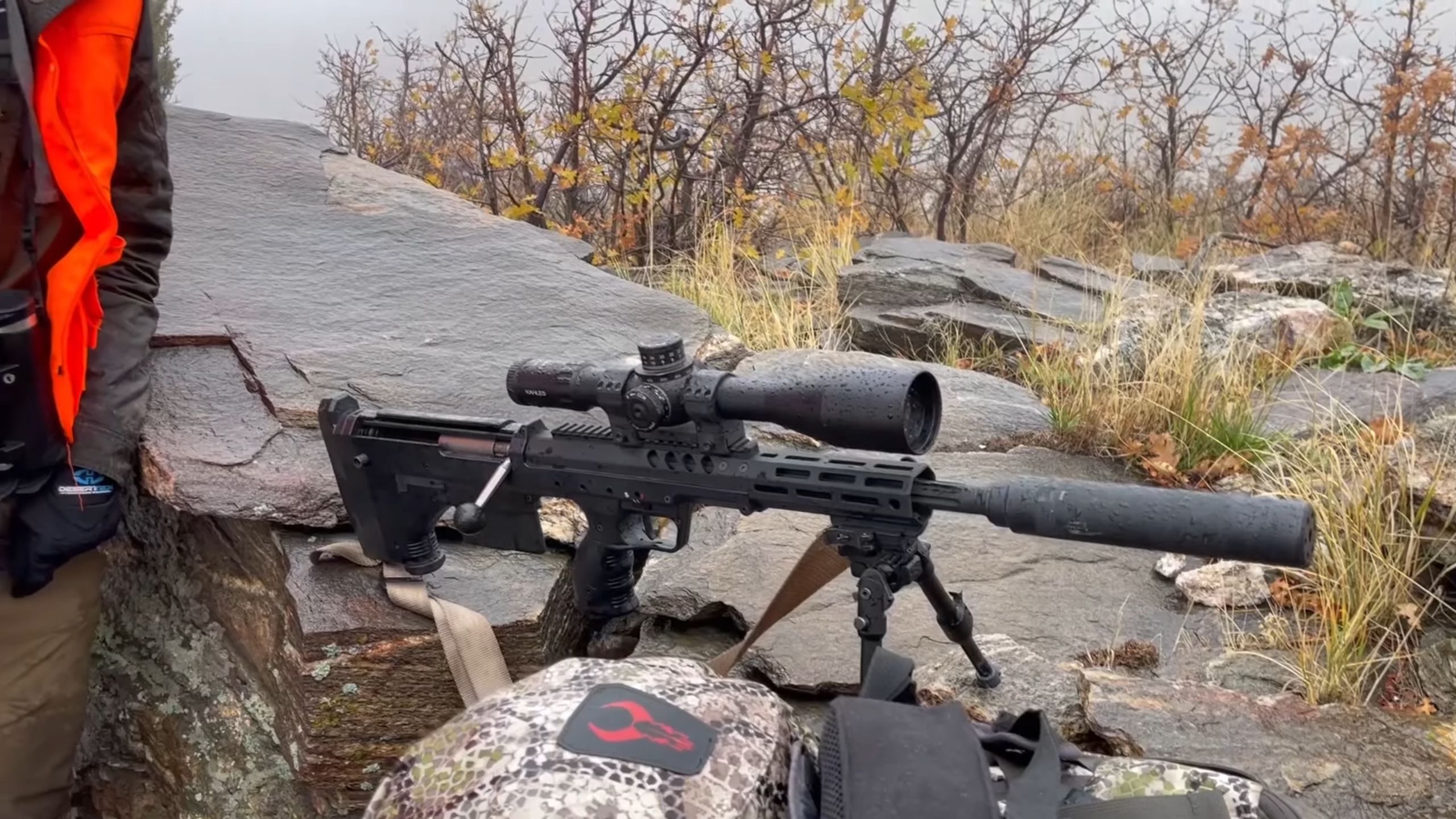 Karabin Desert Tech SRS-A2 z krótką lufą.