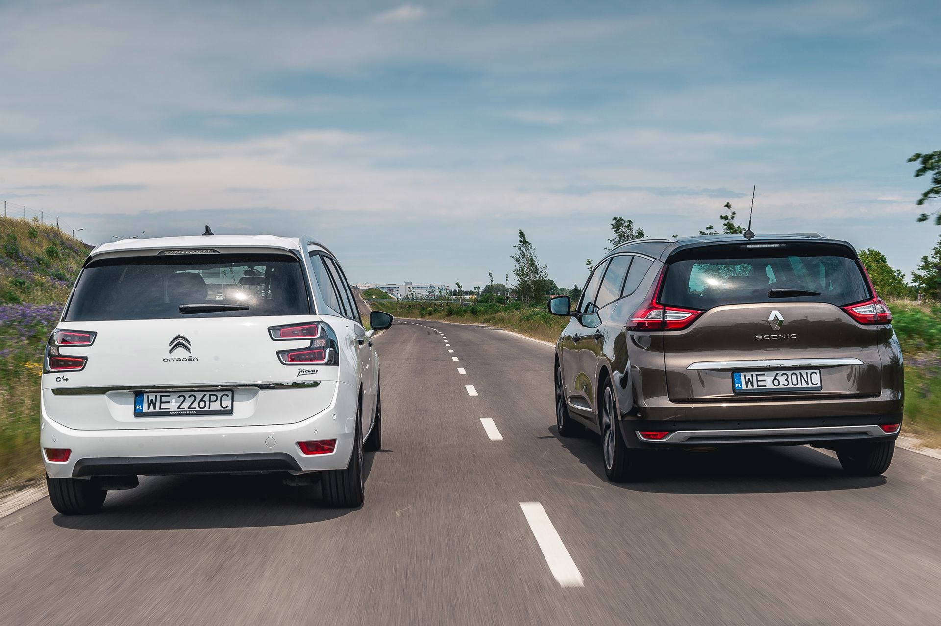 Citroen Grand C4 Picasso i Renault Grand Scenic w ruchu