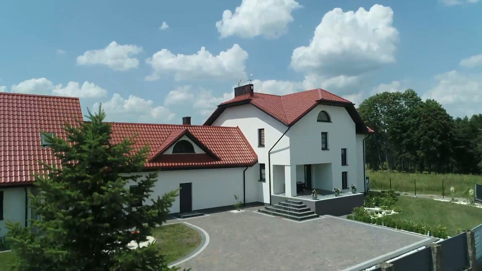 Posiadłość rodziny Kamili, na terenie której znajdują się także hale produkcyjne 