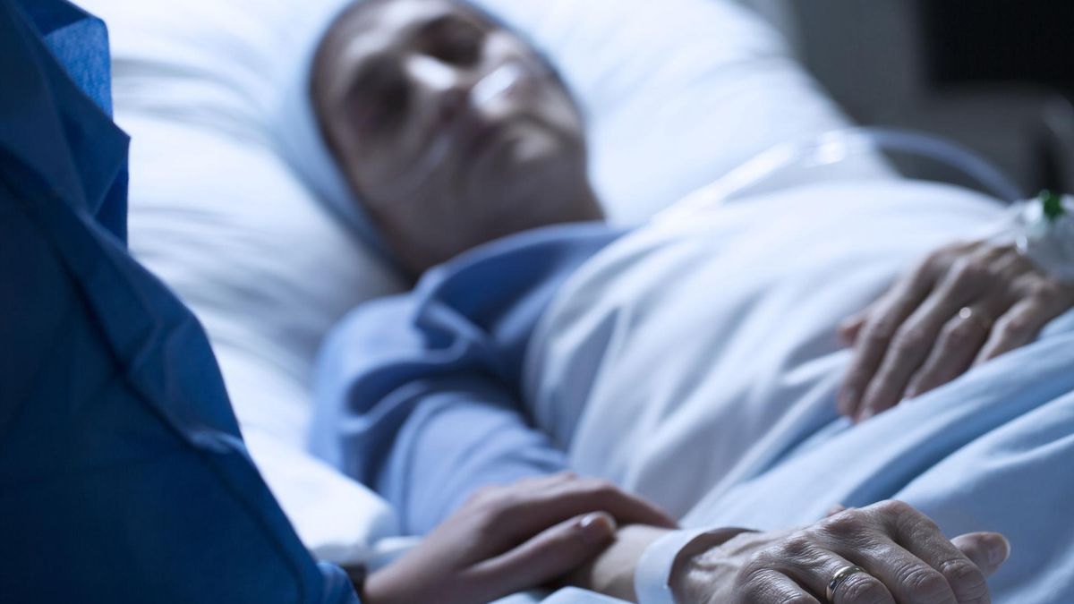 Koroner to osoba, która stwierdza zgon i przygotowuje akt zgonu.