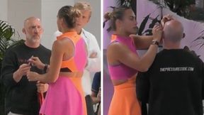 Hit. Wyciągnęła pisak i zaczęła pisać pod okiem trenera